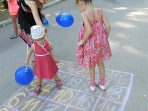 Полтавським дітям та батькам нагадали про дворові ігри (фоторепортаж)