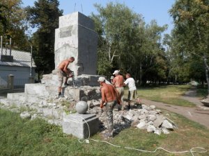 Фото: У Глобиному демонтують постамент, на якому був пам’ятник Леніну