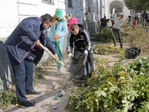 Патріоти Полтави прибрали територію кадетського корпусу