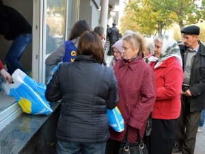 Фото: Журналісти показали міліції, як у Полтаві виборцям вручають аптечки та цукор (відео)