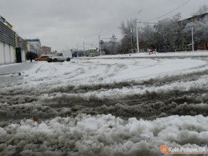 Фото: Перший сніг у Полтаві прибирали 14 одиниць техніки – депутат міськради