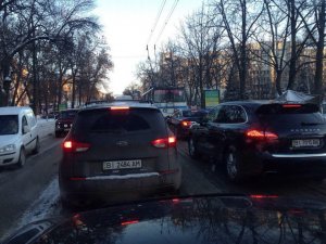 Фото: У Полтаві через сніг затори на центральних вулицях