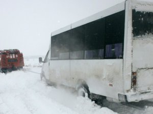 На Полтавщині рятувальники витягнули із замету мікроавтобус