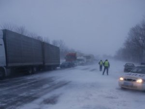 Опублікували перелік трас, де через негоду заборонили чи обмежили проїзд