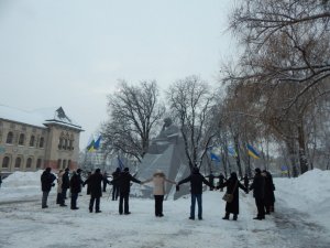 Полтавці одночасно з усією Україною  утворили «живий» ланцюг (відео)