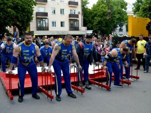 Стронґмени України встановили рекорд у Полтаві (відео)