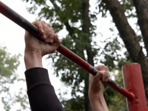 Фото: У Полтаві хлопці та дівчата показували свою силу на турніках (ФОТО, ВІДЕО)